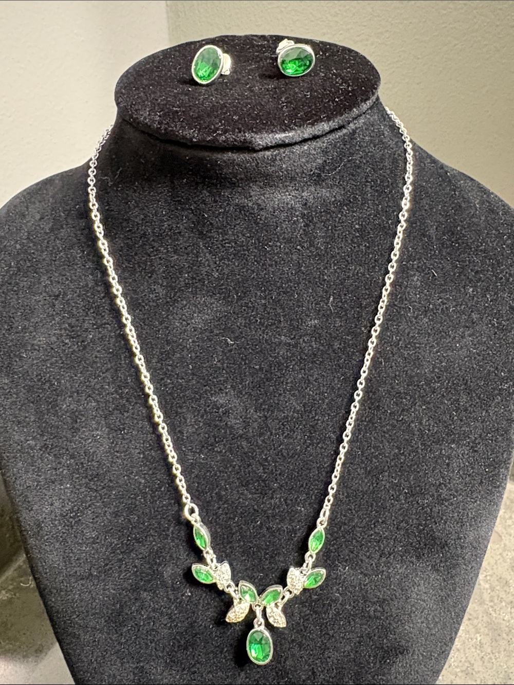 Silver-Tone Green Teardrop & Leaf Necklace with Matching Stud Earrings
